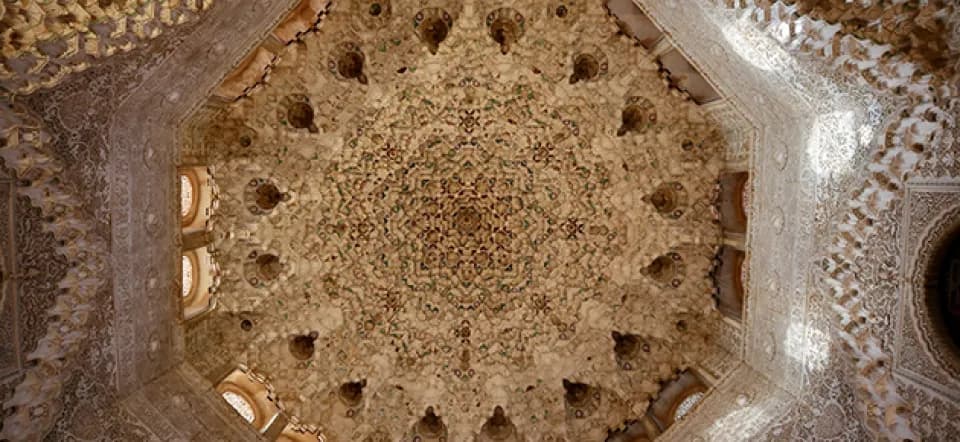 Des symétries qui laissent les objets invariants