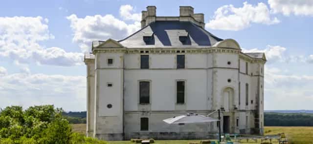 Maulnes Castle: Renaissance architecture on a pentagonal plan | Tangente